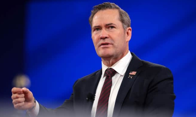 В Белом доме заявили, что Трамп не сомневается в своем советнике по нацбезопасности Уолтца после скандала с чатом у Signal