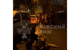 В Киеве полиция и ТЦК толкнули пенсионерку — она ​​сильно ударилась головой, видео