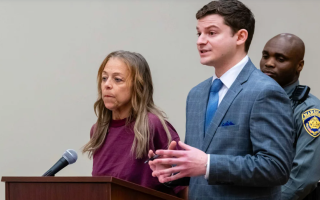 20 лет в плену — в США женщина морила пасынка голодом, пытала и издевалась над ним