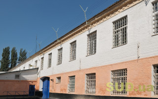 В Киевской области мужчина пытался передать 12 мобильных телефонов в колонию — как его наказали