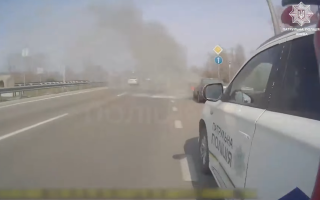 В Оболонському районі Києва авто на дорозі охопило полум'ям – відео