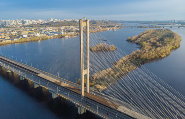В Киеве ограничат движение транспорта Южным мостом на более чем четыре месяца