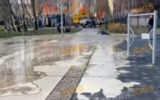 В Киеве из-за прорыва канализации затопило парк, фото и видео
