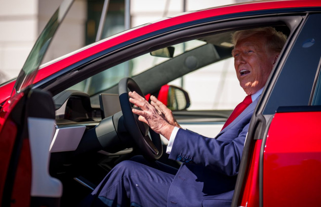 Трамп звинуватив ліберальних мільярдерів у нападах на Tesla