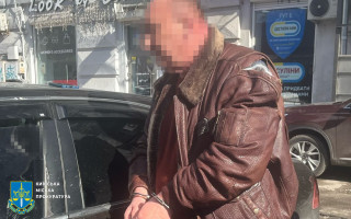 В Киеве молодые люди и пенсионер за $20-25 тысяч продавали «белые билеты» ради выезда за границу