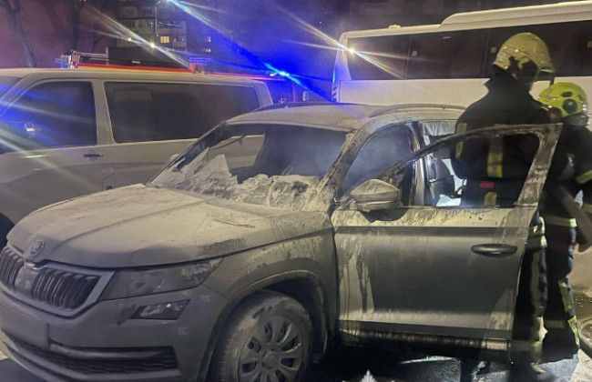 Отомстил за увольнение — в Киеве мужчина поджег автомобиль начальника