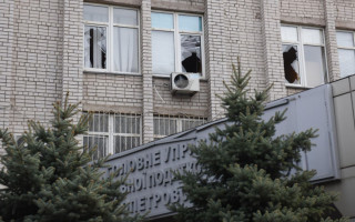 У Дніпрі внаслідок російського удару пошкоджено будівлю податкової, фото