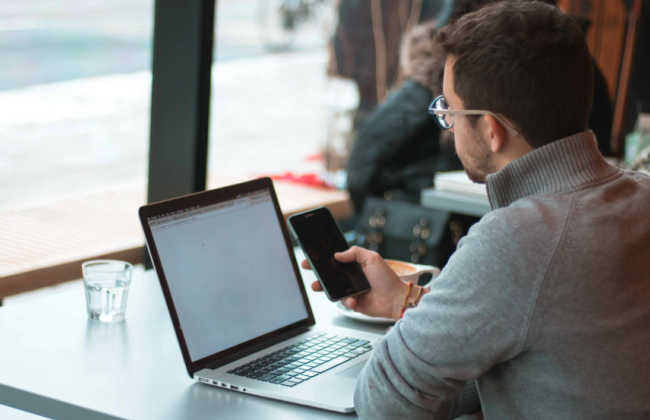 В Гоструда разъяснили, может ли работник при получении статуса беженца в другой стране продолжать находиться в трудовых отношениях