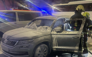 Отомстил за увольнение — в Киеве мужчина поджег автомобиль начальника