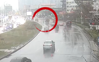 У Дніпровському районі Києва під час руху у вантажівки ГАЗ відлетіли колеса – відео