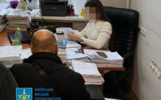 У Києві розікрали 240 тис грн під час заміни дверей та вікон у багатоповерхівці