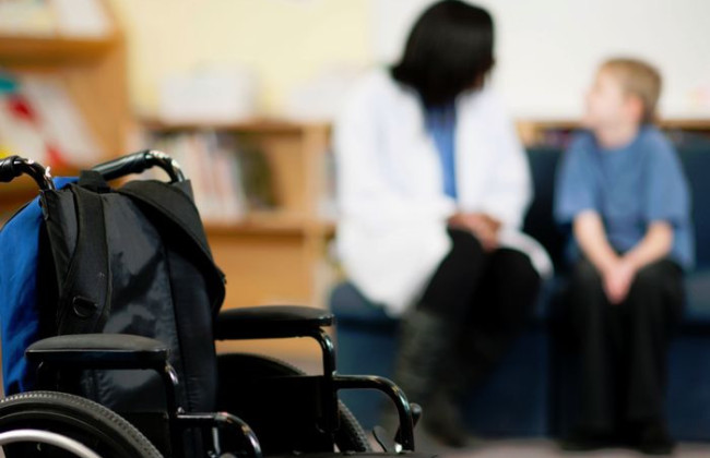 Какая продолжительность дополнительного отпуска работницы, имеющей ребенка с инвалидностью — разъяснение