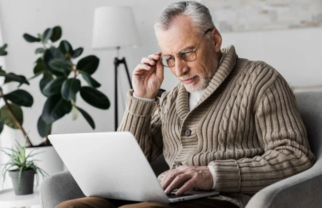 В Минсоцполитики заявили, что оформить пенсию можно дома онлайн – как это сделать