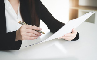 Работника перевели на более легкую работу по состоянию здоровья — может ли он получать помощь