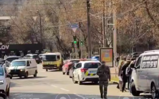 У Києві поліція оточила Голосіївський ТЦК, вулицю перекрили — відео