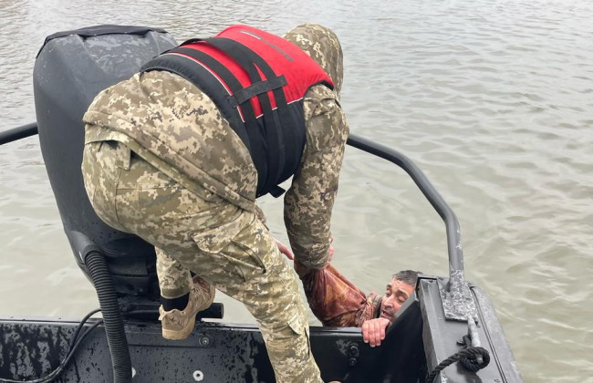 Пограничники Одесской области спасли мужчину, который чуть не утонул в море