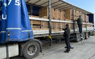Таможенники остановили грузовик с контрабандным дубом на почти миллион гривен
