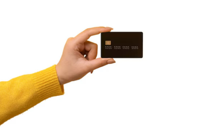 В Киеве сотрудница банка перевыпускала карты клиентов без их ведома и сняла с них почти 400 тыс грн