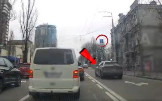 В Киеве наказали водителя Audi, который двигался по полосе для маршрутных транспортных средств — видео