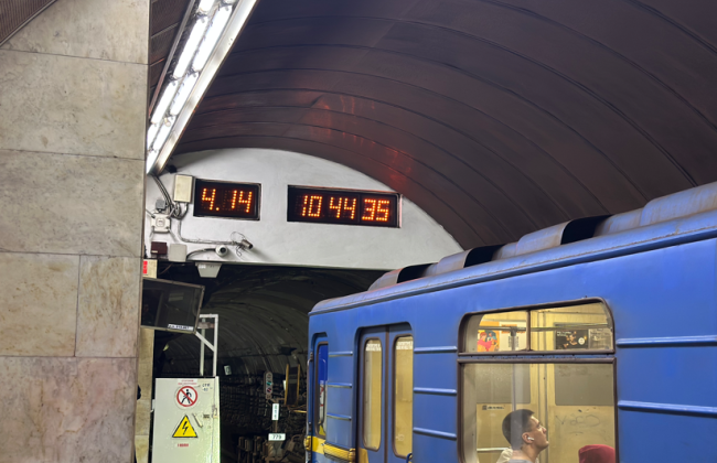 В КМДА объяснили, как будут переводить часы в метрополитене на летнее время