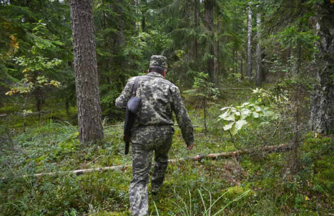 На Волыни неизвестный с оружием напал на местного егеря и застрелил его жену