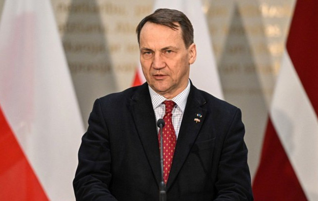 Лучшая гарантия безопасности для Украины – сильная армия, – глава МИД Польши Сикорский