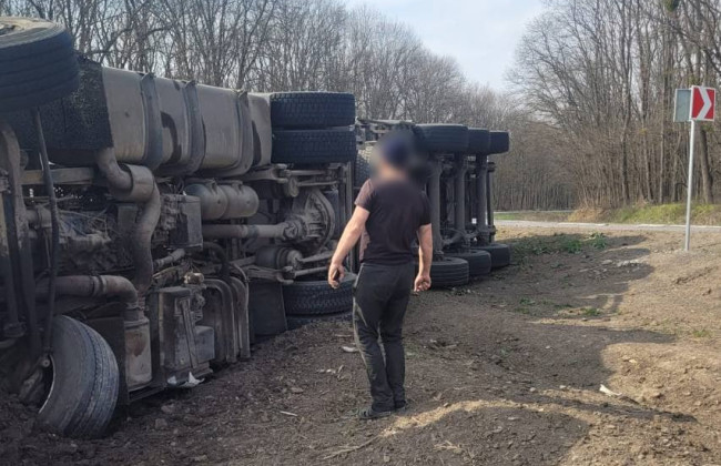 На Уманщине перевернулся грузовик, водитель не травмировался