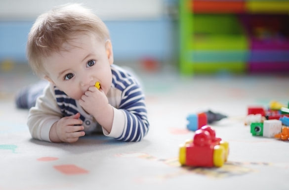 Почему дети стали реже глотать посторонние предметы: ответ — в кошельке родителей