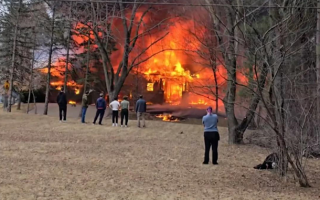 У США літак впав на житловий будинок — є загиблі, відео