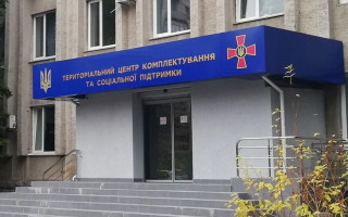 У ТЦК повідомили, чи є чоловік, який вдарив жінку під час конфлікту у Києві, їх співробітником