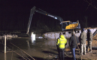 В Литве вытащили из болота бронемашину, в которой могли погибнуть четверо американских военных