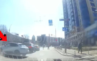 В Киеве наказали водителя Porsche, который пересек двойную сплошную линию дорожной разметки — видео