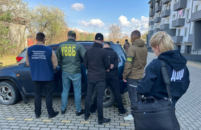 5000 долларов за маршрут — на Закарпатье пограничника разоблачили на взятке от военнообязанного