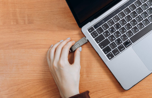 Британка случайно выбросила флешку с биткоинами мужа на $3,8 млн во время уборки в его кабинете