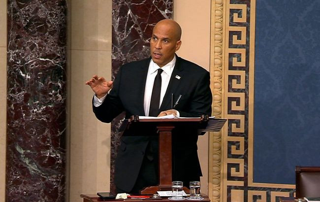 Сенатор Кори Букер произнес 25-часовую речь с критикой администрации Трампа