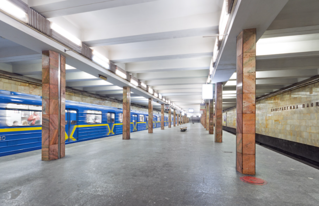 В Киеве ряд станций синей ветки метро закрыт на вход — на Контрактовой площади пассажир попал под поезд