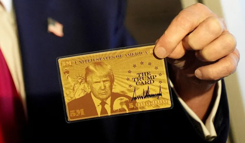 Дональд Трамп впервые показал, как выглядит «золотая карта» за $5 млн — видео