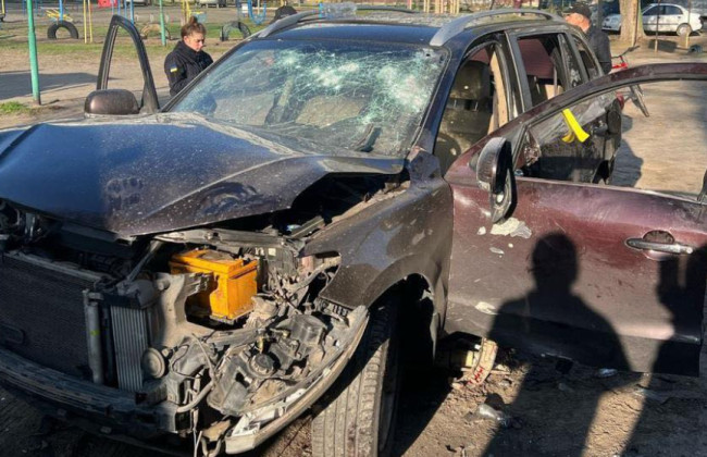 В Днепре взорвался автомобиль — пострадали чиновник и его жена, фото