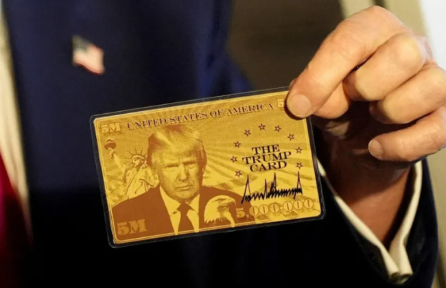 Дональд Трамп вперше показав, як виглядає «золота карта» за $5 млн — відео
