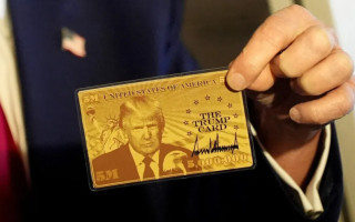Дональд Трамп впервые показал, как выглядит «золотая карта» за $5 млн — видео