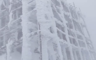 На горе Пип Иван выпало почти 30 сантиметров снега — видео