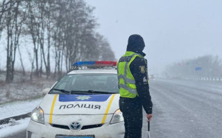 Водителям и пешеходам напомнили, как вести себя на дороге во время снега и гололеда