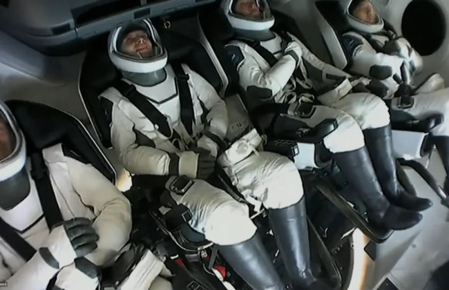 Космическая капсула с первыми четырьмя туристами успешно вернулась на Землю