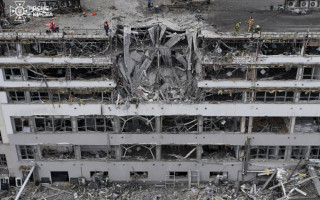 У Києві внаслідок ракетної атаки РФ пошкоджено офіси українських і міжнародних ЗМІ, фото та відео