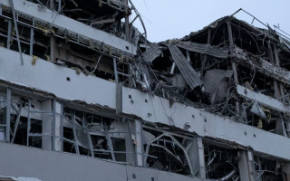 У Києві через російську атаку частково зруйновано бізнес-центр, фото