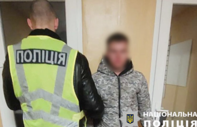 Ударил 12-летнего школьника и отобрал телефон — в Киеве задержали 20-летнего нападающего