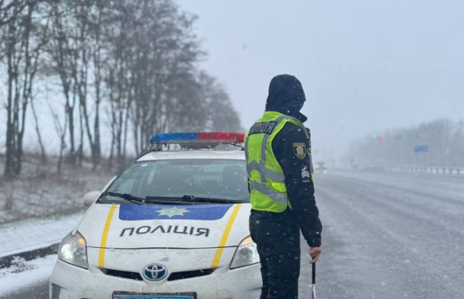 Водителям и пешеходам напомнили, как вести себя на дороге во время снега и гололеда