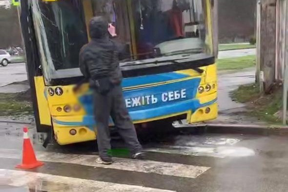 В Киеве установили молодых людей, которые разрисовали лобовое стекло троллейбуса, попавшего в ДТП