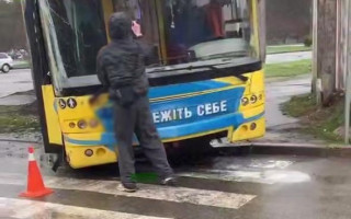 В Киеве установили молодых людей, которые разрисовали лобовое стекло троллейбуса, попавшего в ДТП