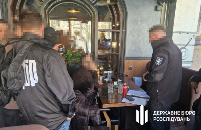 Депутат Житомирської облради за 10 тисяч доларів «влаштовував» на роботу до держустанов, — ДБР